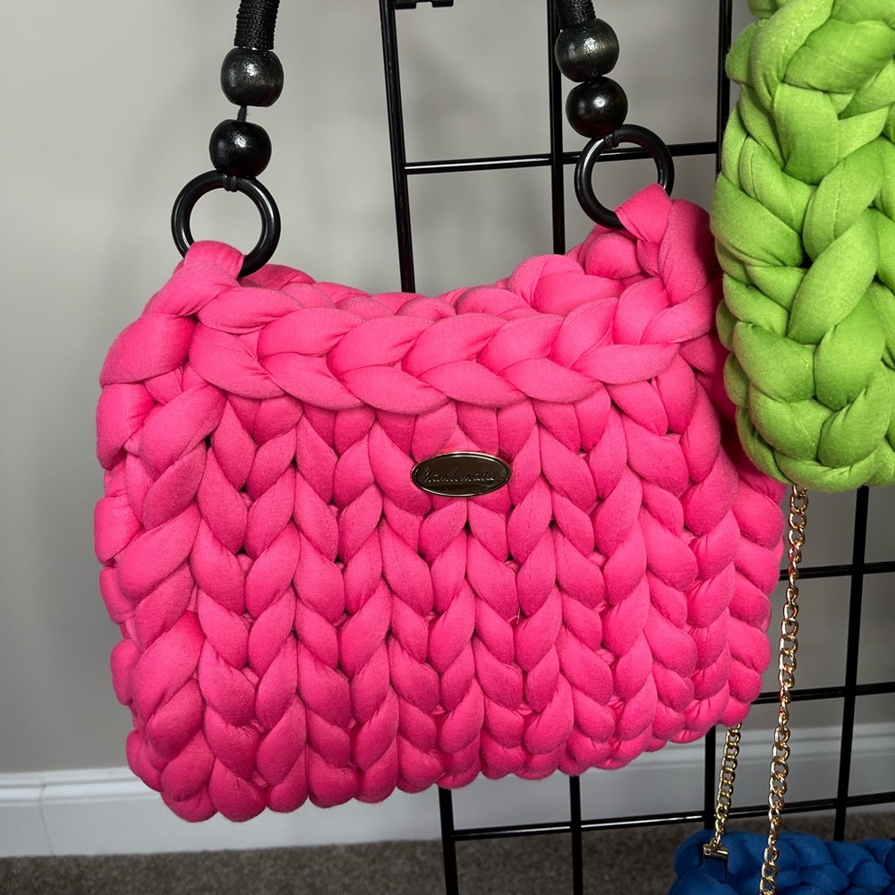 Pink finger knit chunky purse with beautiful trendy handles